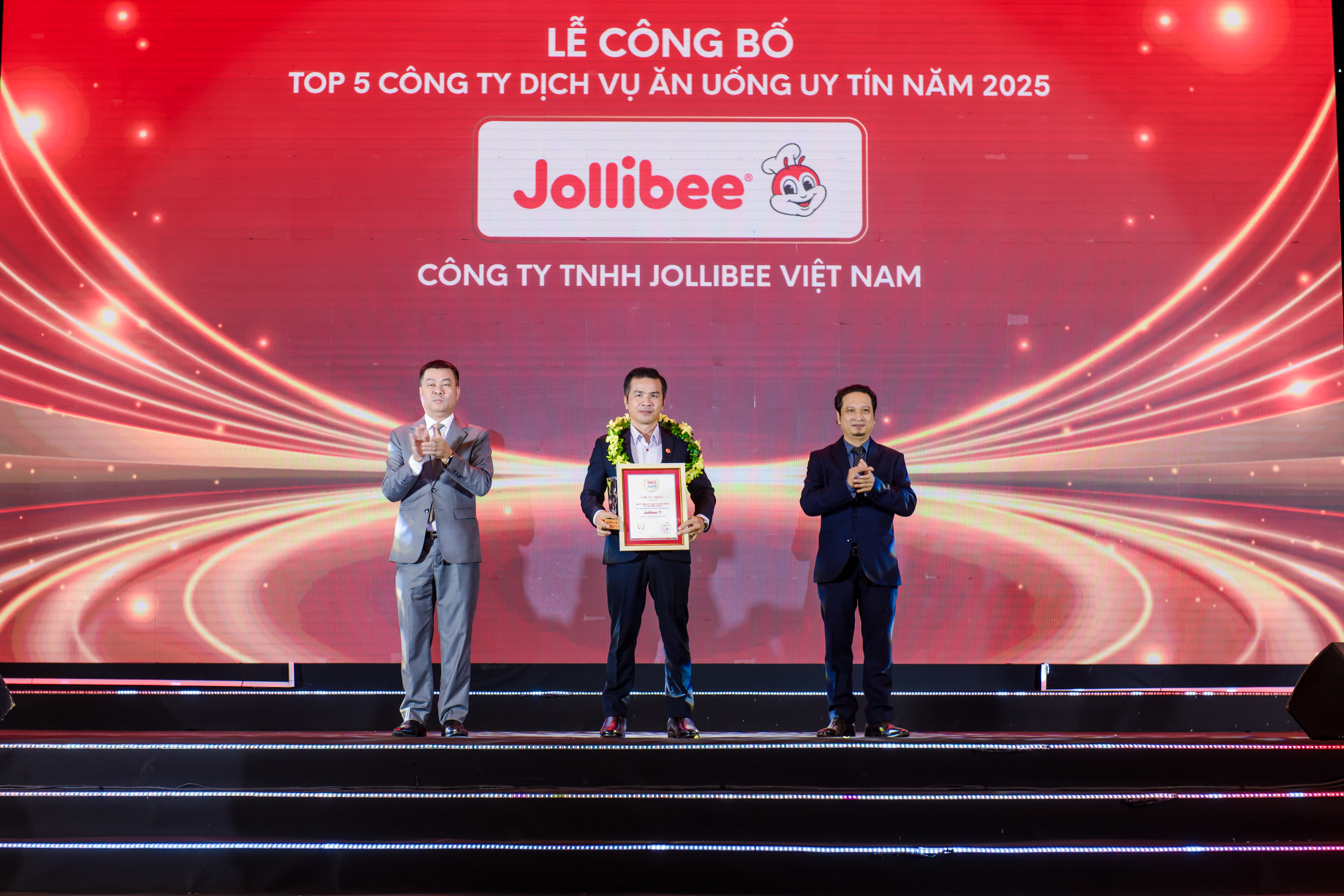 Mỹ Tâm và dàn sao hội ngộ tại The Jolly Day mừng cột mốc 20 năm của Jollibee Việt Nam- Ảnh 1. Mỹ Tâm và dàn sao hội ngộ tại The Jolly Day mừng cột mốc 20 năm của Jollibee Việt Nam- Ảnh 1.