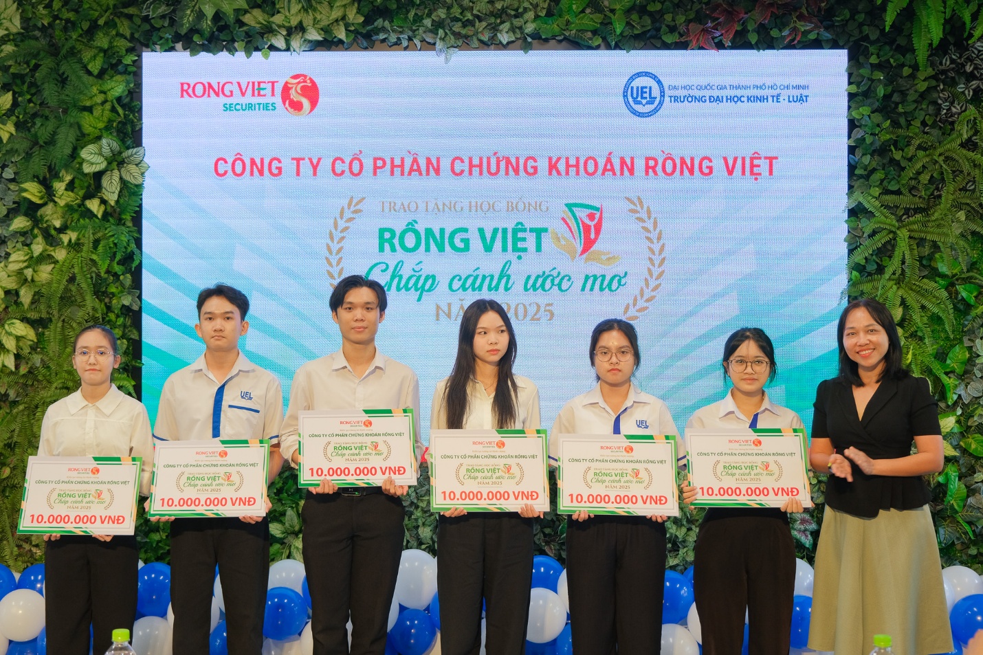 Chứng khoán Rồng Việt trao nửa tỷ đồng học bổng cho sinh viên 12 trường đại học- Ảnh 2. Chứng khoán Rồng Việt trao nửa tỷ đồng học bổng cho sinh viên 12 trường đại học- Ảnh 2.