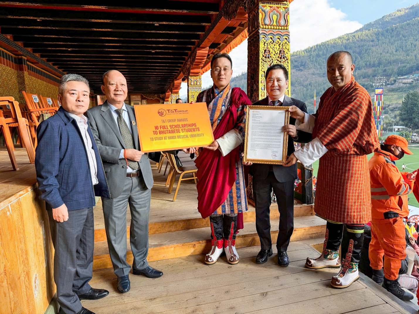Bầu Hiển tài trợ  học bổng toàn phần cho 10 sinh viên Bhutan tại Đại học Y Hà Nội- Ảnh 1.