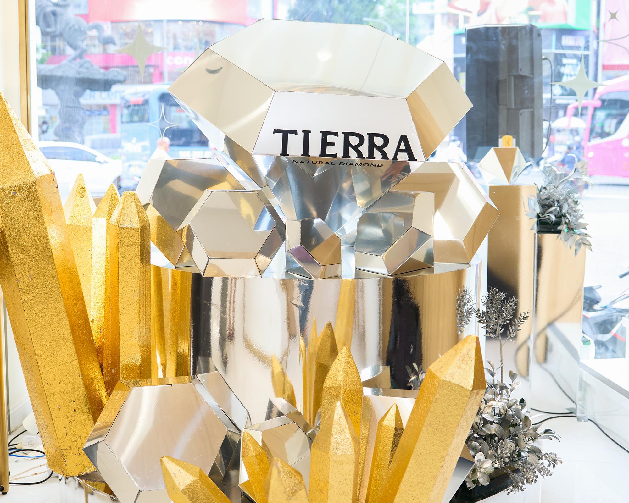 Cửa hàng kim cương Việt chiếm spotlight ngã sáu Phù Đổng, đông đúc dân tình nô nức check-in - Ảnh 1. Cửa hàng kim cương Việt chiếm spotlight ngã sáu Phù Đổng, đông đúc dân tình nô nức check-in - Ảnh 1.