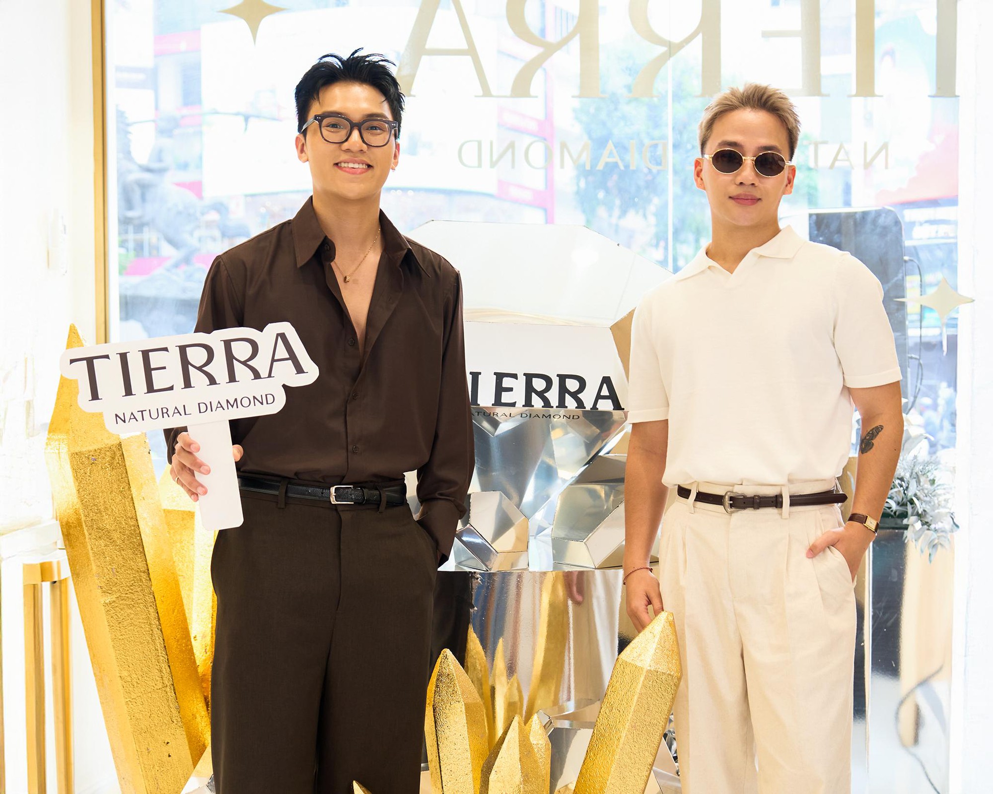 Cửa hàng kim cương Việt chiếm spotlight ngã sáu Phù Đổng, đông đúc dân tình nô nức check-in - Ảnh 2. Cửa hàng kim cương Việt chiếm spotlight ngã sáu Phù Đổng, đông đúc dân tình nô nức check-in - Ảnh 2.