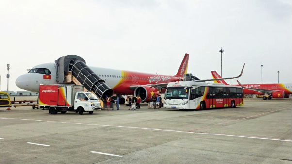 Vietjet tự phục vụ mặt đất: Tỷ lệ đúng giờ tại Tân Sơn Nhất tăng mạnh, tạo đà cho mùa cao điểm cuối năm - Ảnh 2.