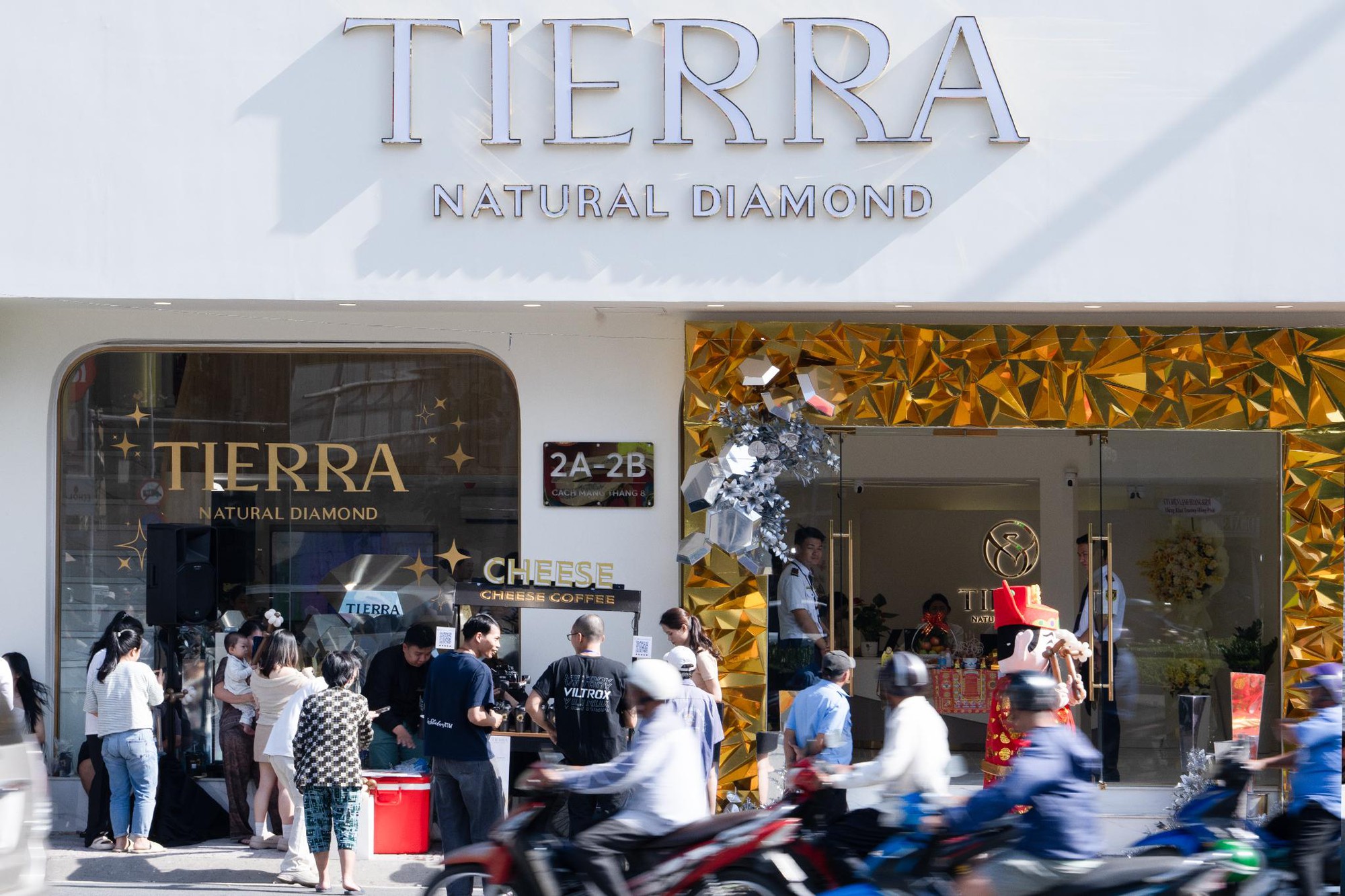 Cửa hàng kim cương Việt chiếm spotlight ngã sáu Phù Đổng, đông đúc dân tình nô nức check-in - Ảnh 3. Cửa hàng kim cương Việt chiếm spotlight ngã sáu Phù Đổng, đông đúc dân tình nô nức check-in - Ảnh 3.