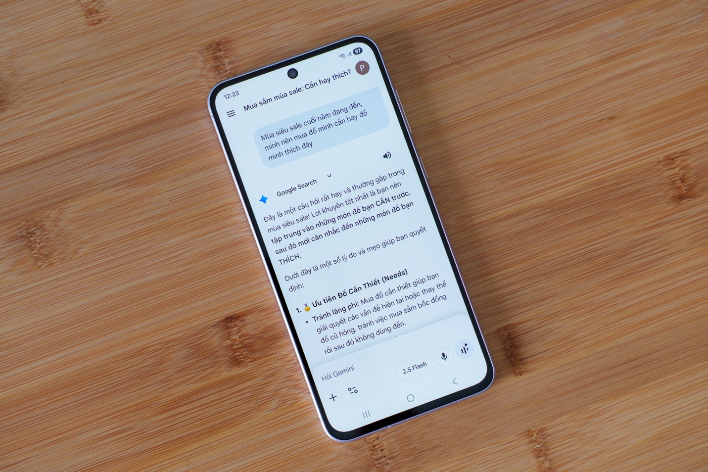 Tránh “bẫy” mua sắm cuối năm nhờ Gemini Live - Trợ lý AI giúp bạn tiêu tiền thông minh - Ảnh 1. Tránh “bẫy” mua sắm cuối năm nhờ Gemini Live - Trợ lý AI giúp bạn tiêu tiền thông minh - Ảnh 1.