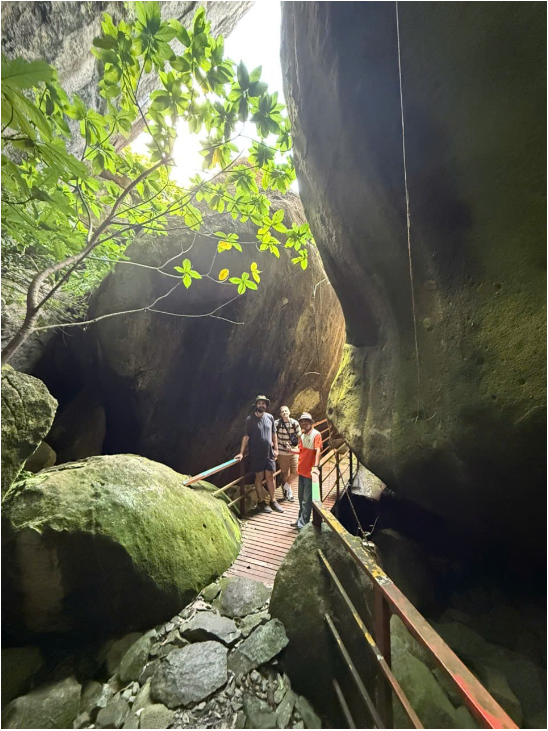 Tức Dụp - "Hòn đảo thời gian" giữa miền Tây- Ảnh 3. Tức Dụp - "Hòn đảo thời gian" giữa miền Tây- Ảnh 3.