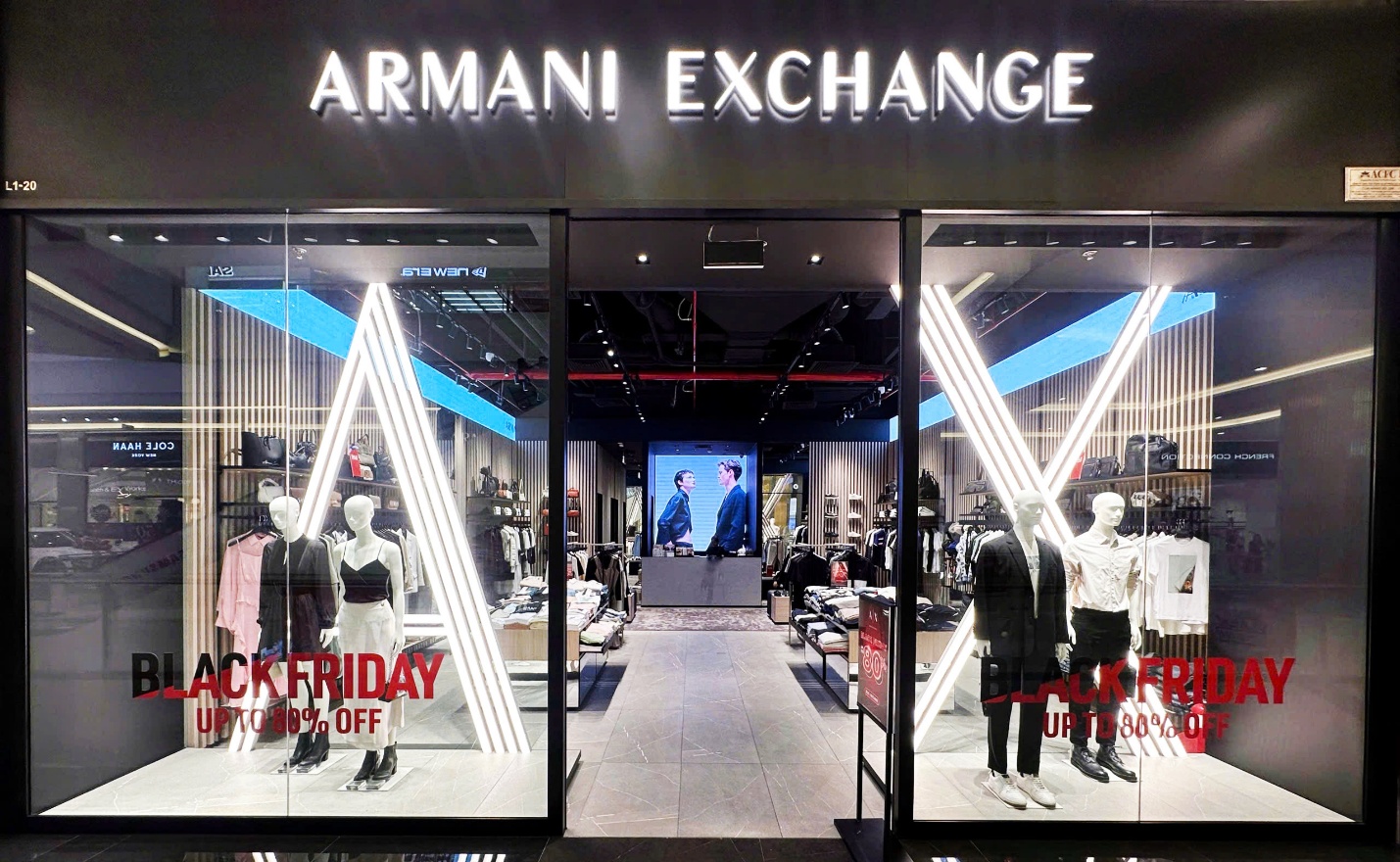 Các trung tâm thương mại náo nhiệt vì ACFC Black Friday Sale - Ảnh 3.