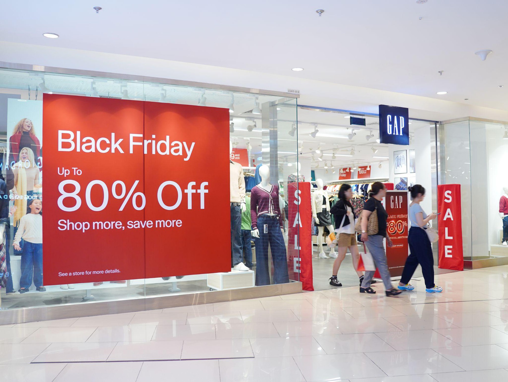 Các trung tâm thương mại náo nhiệt vì ACFC Black Friday Sale - Ảnh 4.