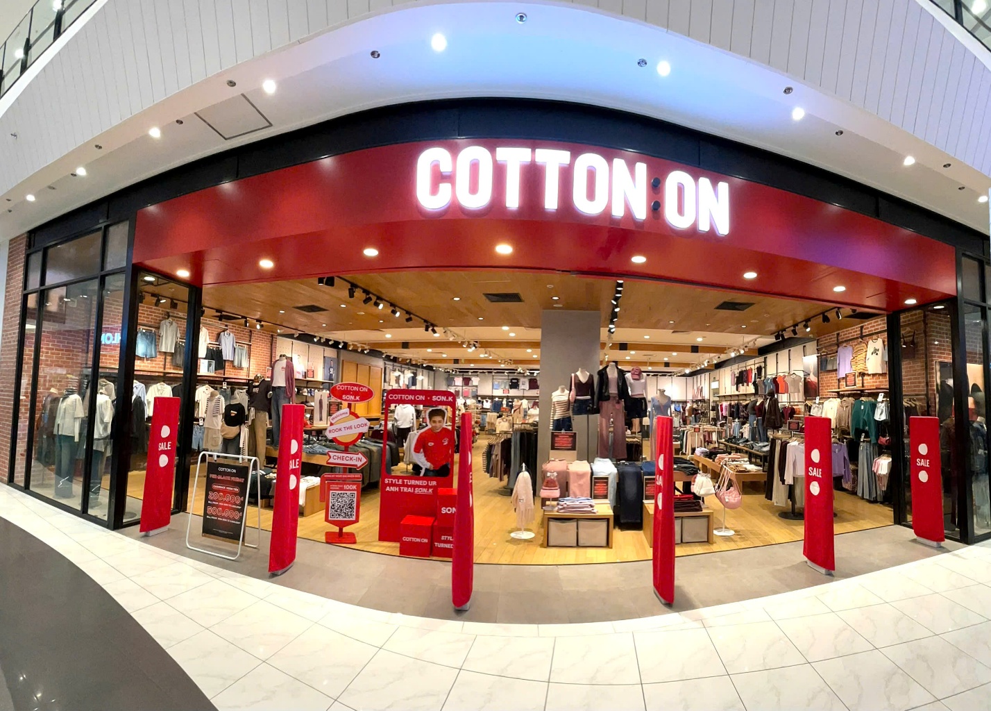 Các trung tâm thương mại náo nhiệt vì ACFC Black Friday Sale - Ảnh 8.