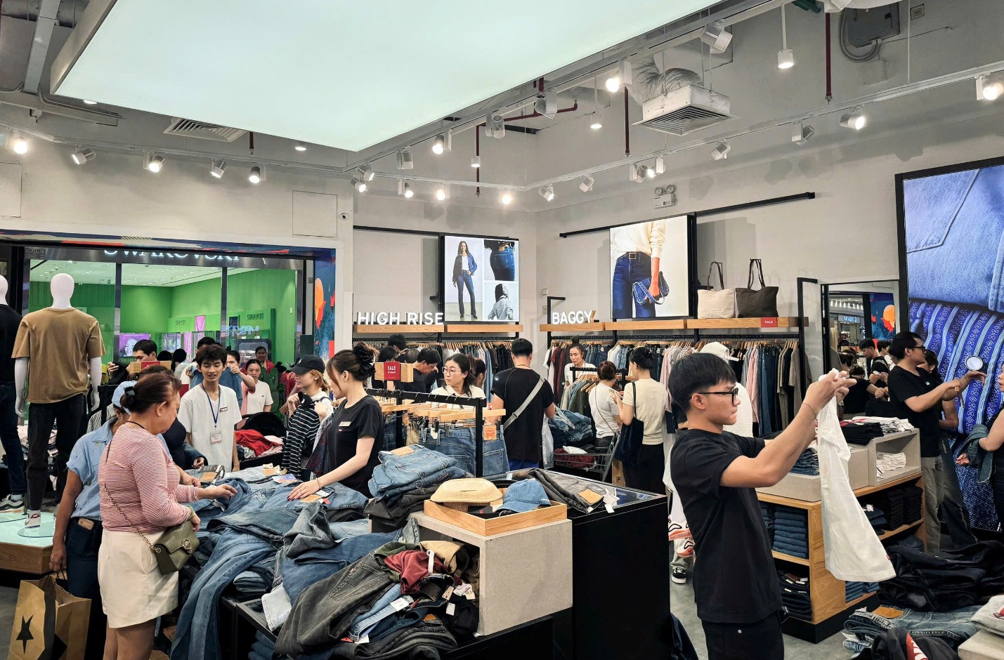 Các trung tâm thương mại náo nhiệt vì ACFC Black Friday Sale - Ảnh 9.