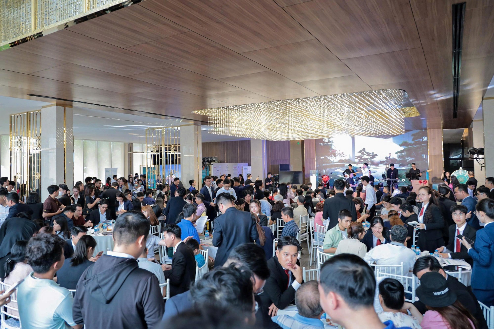 DKRA Realty đưa The Emerald 68 về đích với hơn 95% giỏ hàng có chủ- Ảnh 1. DKRA Realty đưa The Emerald 68 về đích với hơn 95% giỏ hàng có chủ- Ảnh 1.