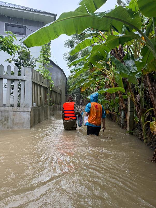 Sài Gòn Bao Dung hỗ trợ người dân miền Trung sau bão số 12- Ảnh 1. Sài Gòn Bao Dung hỗ trợ người dân miền Trung sau bão số 12- Ảnh 1.