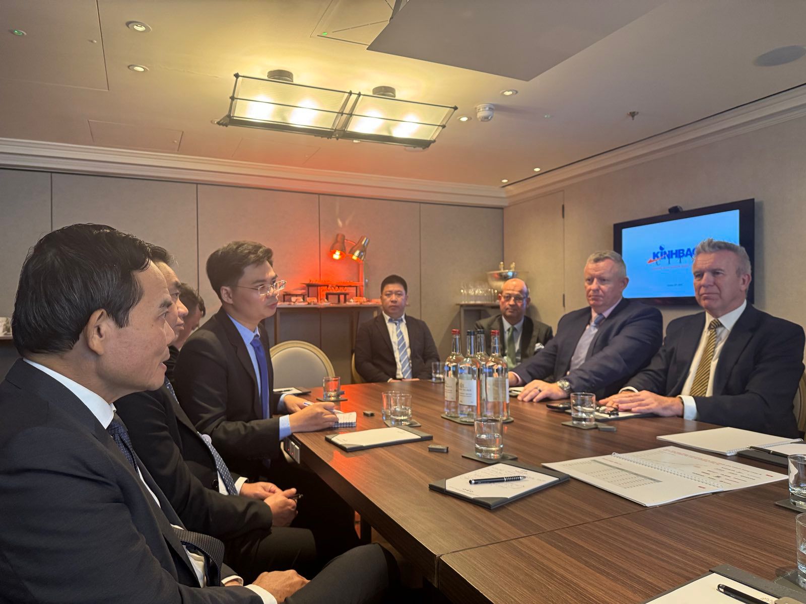 KBC, AIC và Vietinbank ký hợp tác phát triển dự án trung tâm dữ liệu 2 tỷ USD- Ảnh 1. KBC, AIC và Vietinbank ký hợp tác phát triển dự án trung tâm dữ liệu 2 tỷ USD- Ảnh 1.