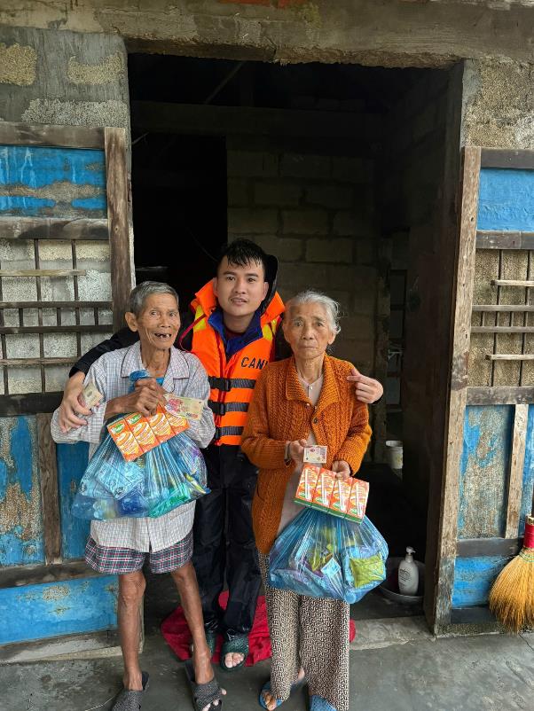 Sài Gòn Bao Dung hỗ trợ người dân miền Trung sau bão số 12- Ảnh 2. Sài Gòn Bao Dung hỗ trợ người dân miền Trung sau bão số 12- Ảnh 2.