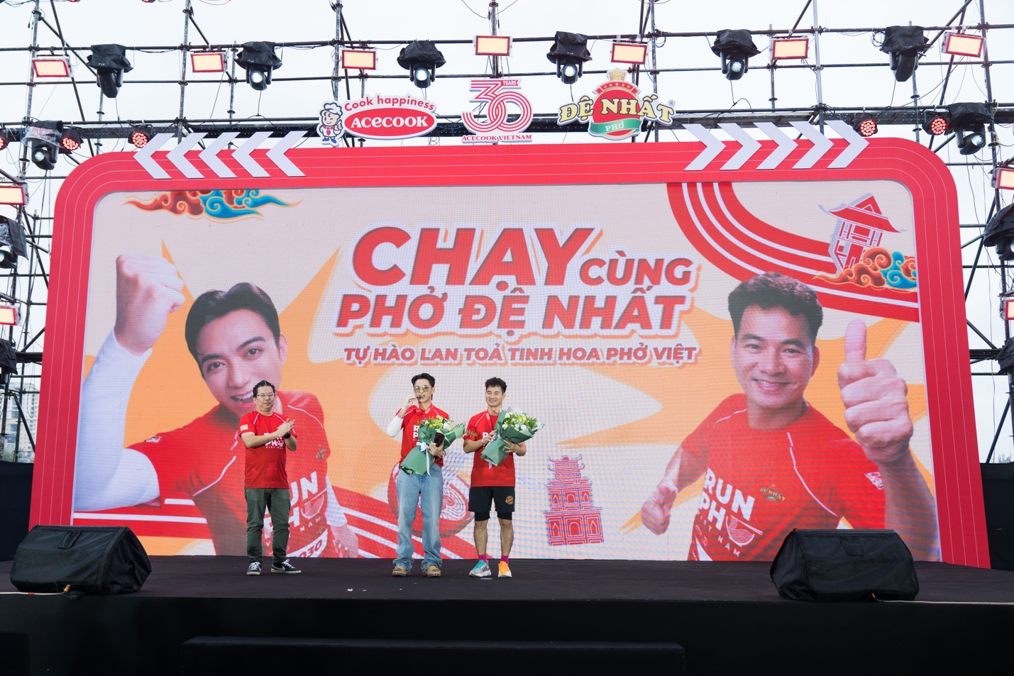 Hàng nghìn người xuống đường vì tình yêu phở Việt- Ảnh 3. Hàng nghìn người xuống đường vì tình yêu phở Việt- Ảnh 3.