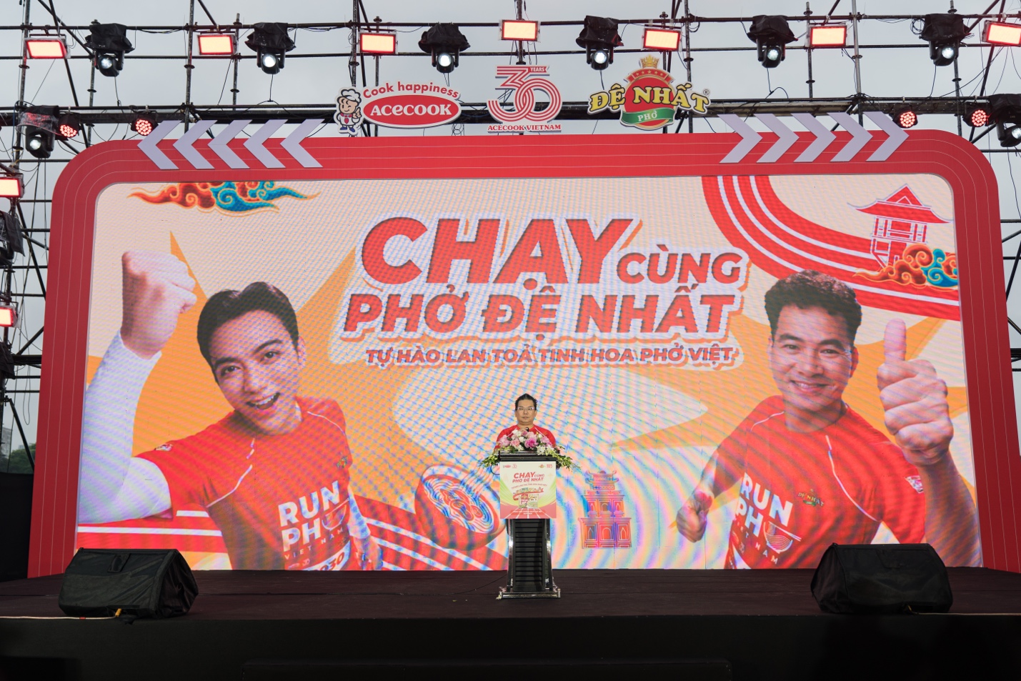 Hàng nghìn người xuống đường vì tình yêu phở Việt- Ảnh 4. Hàng nghìn người xuống đường vì tình yêu phở Việt- Ảnh 4.