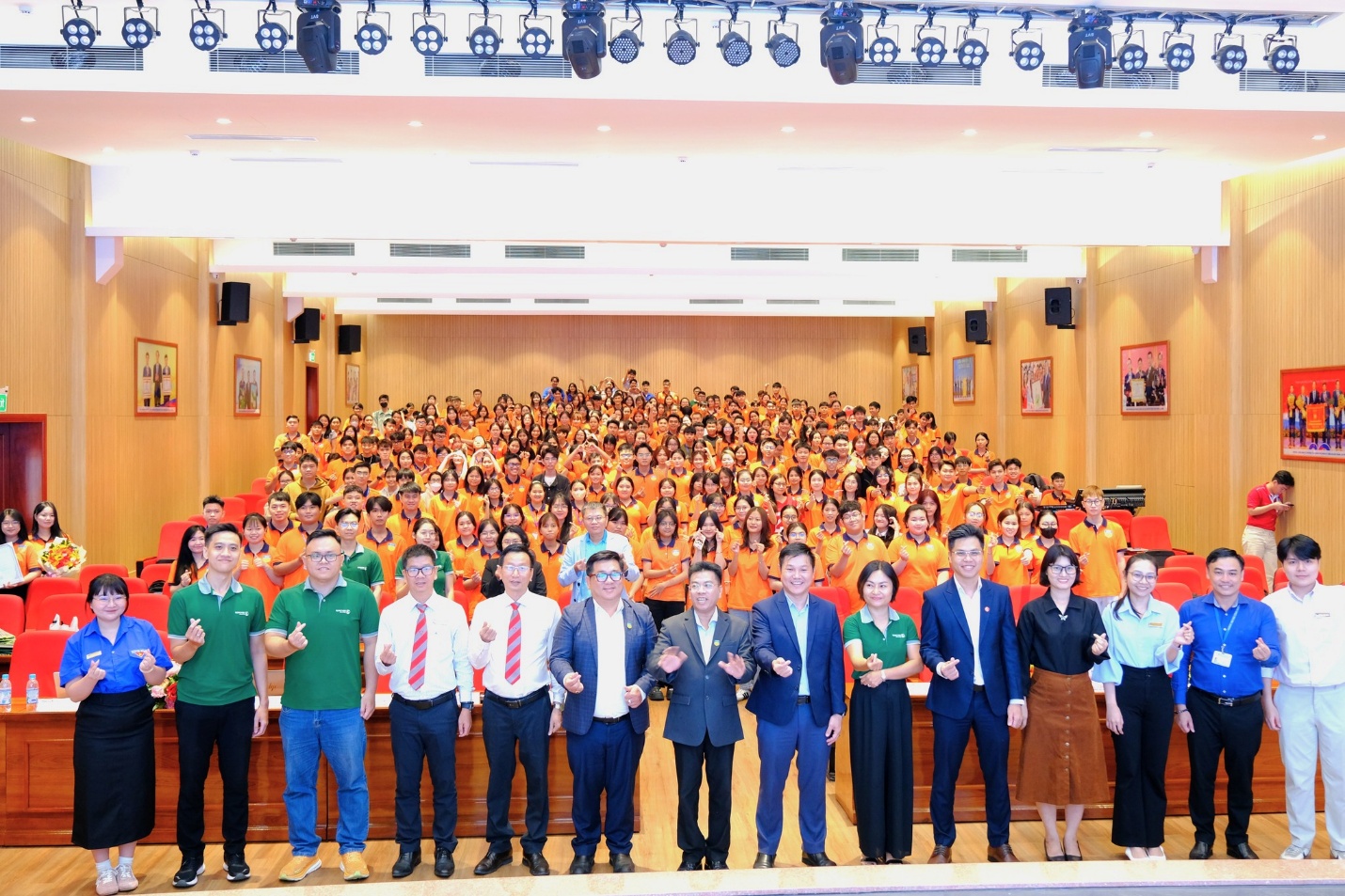 Cuộc thi RongViet Invest 2025 chính thức tìm ra 2 quán quân- Ảnh 3. Cuộc thi RongViet Invest 2025 chính thức tìm ra 2 quán quân- Ảnh 3.