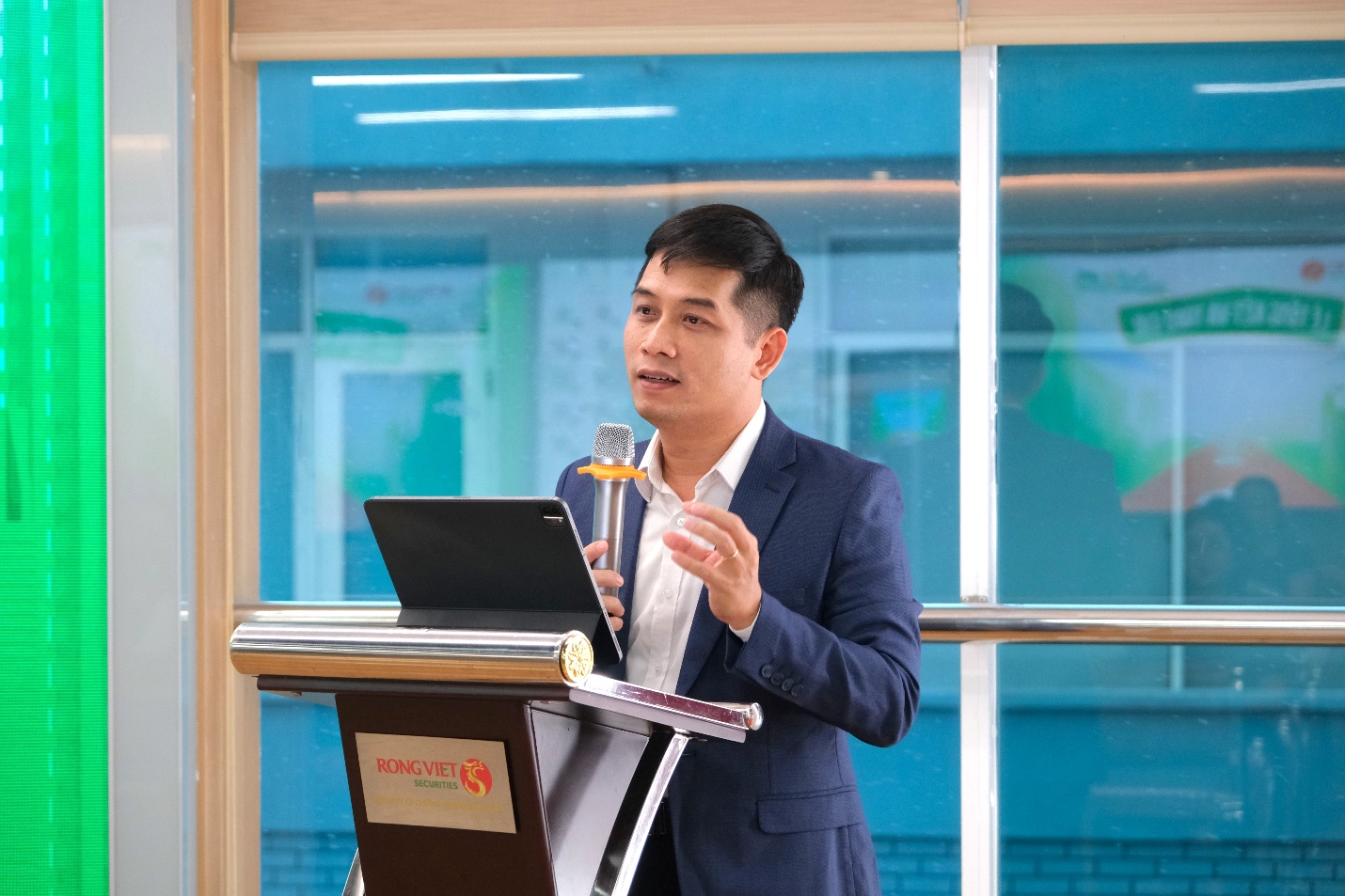 Cuộc thi RongViet Invest 2025 chính thức tìm ra 2 quán quân- Ảnh 4. Cuộc thi RongViet Invest 2025 chính thức tìm ra 2 quán quân- Ảnh 4.