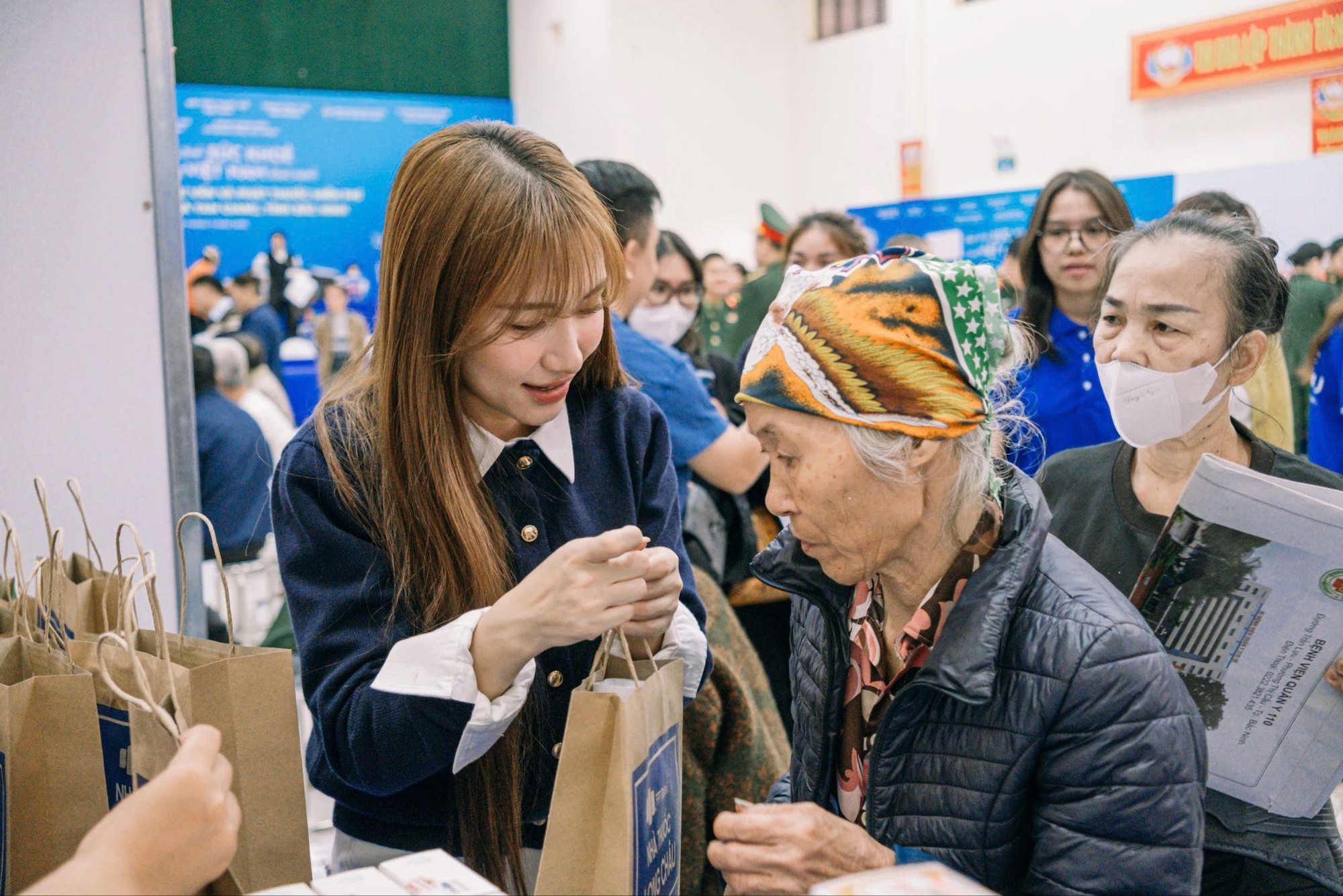 Tự hào phục vụ 33 triệu khách hàng, đưa y tế đến mọi miền Tổ quốc- Ảnh 4. Tự hào phục vụ 33 triệu khách hàng, đưa y tế đến mọi miền Tổ quốc- Ảnh 4.