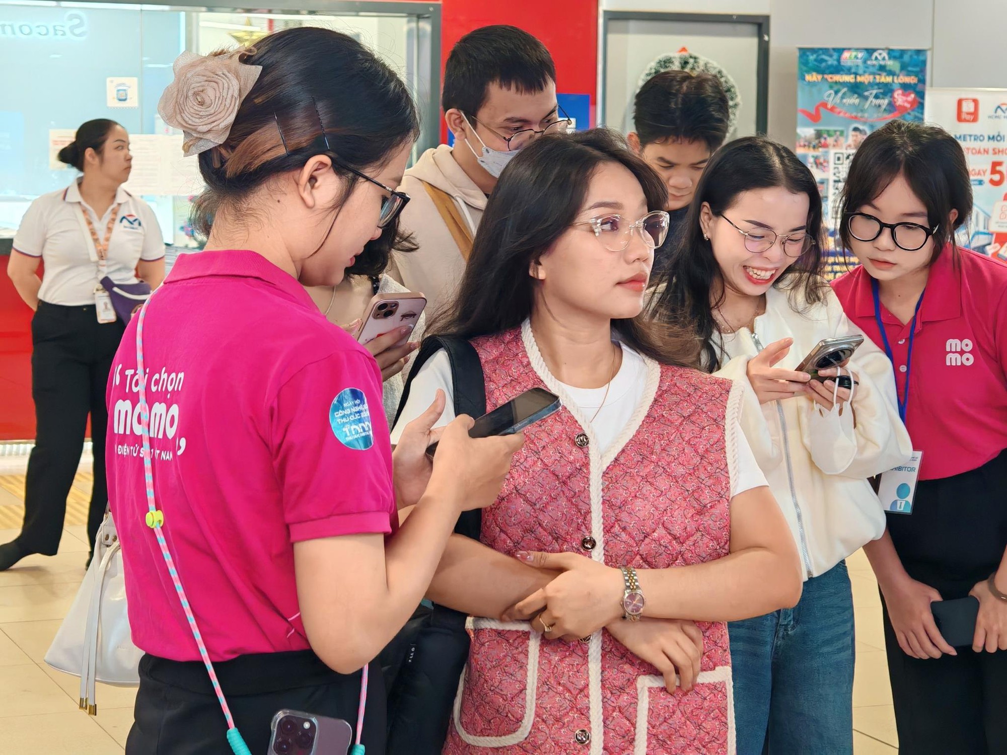 MoMo góp phần thúc đẩy thói quen di chuyển xanh tại metro với mô hình QR Tap & Go- Ảnh 1. MoMo góp phần thúc đẩy thói quen di chuyển xanh tại metro với mô hình QR Tap & Go- Ảnh 1.