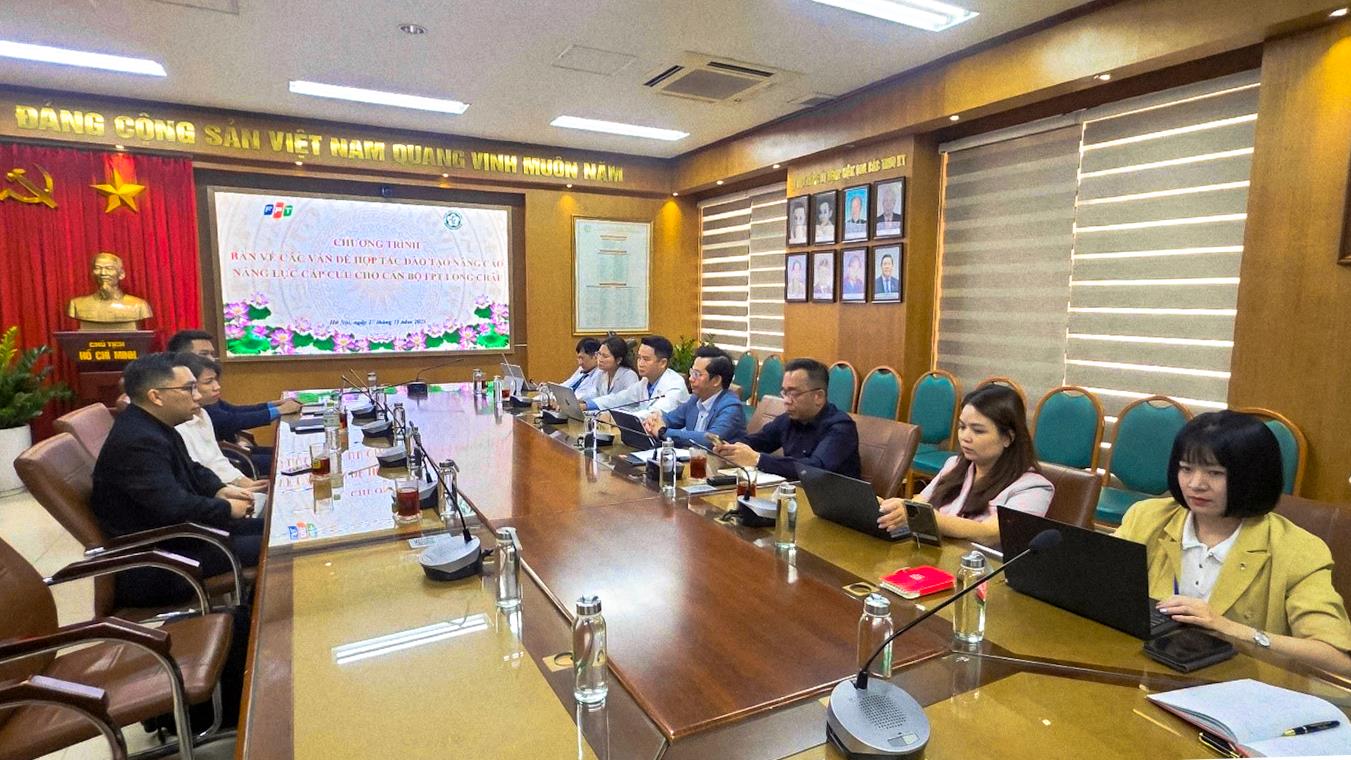 Bệnh viện Bạch Mai đào tạo nâng cao năng lực cấp cứu cho cán bộ y tế Long Châu - Ảnh 1.