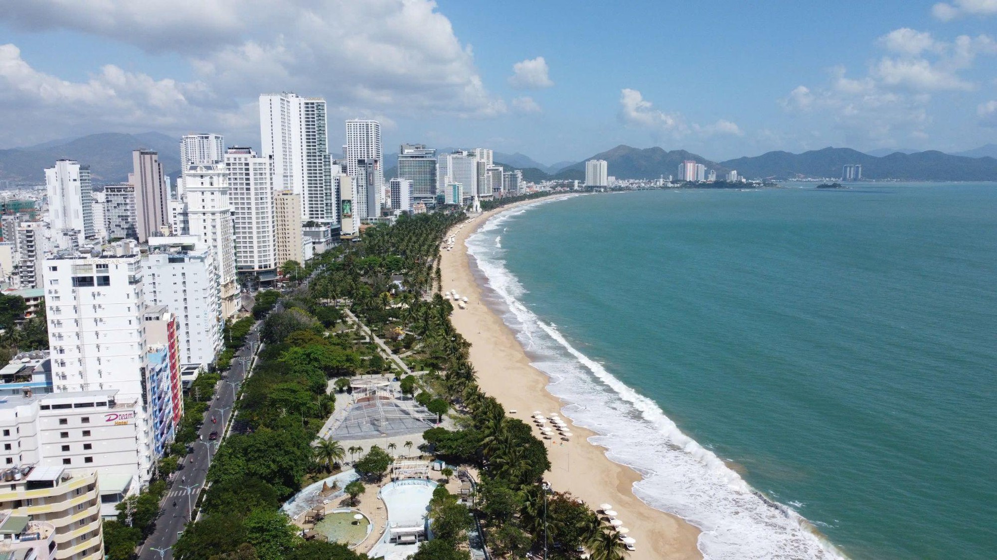 Kinh tế đêm Nha Trang: Đâu là “mũi khoan” đủ sắc để đào sâu “mỏ vàng”?- Ảnh 1. Kinh tế đêm Nha Trang: Đâu là “mũi khoan” đủ sắc để đào sâu “mỏ vàng”?- Ảnh 1.