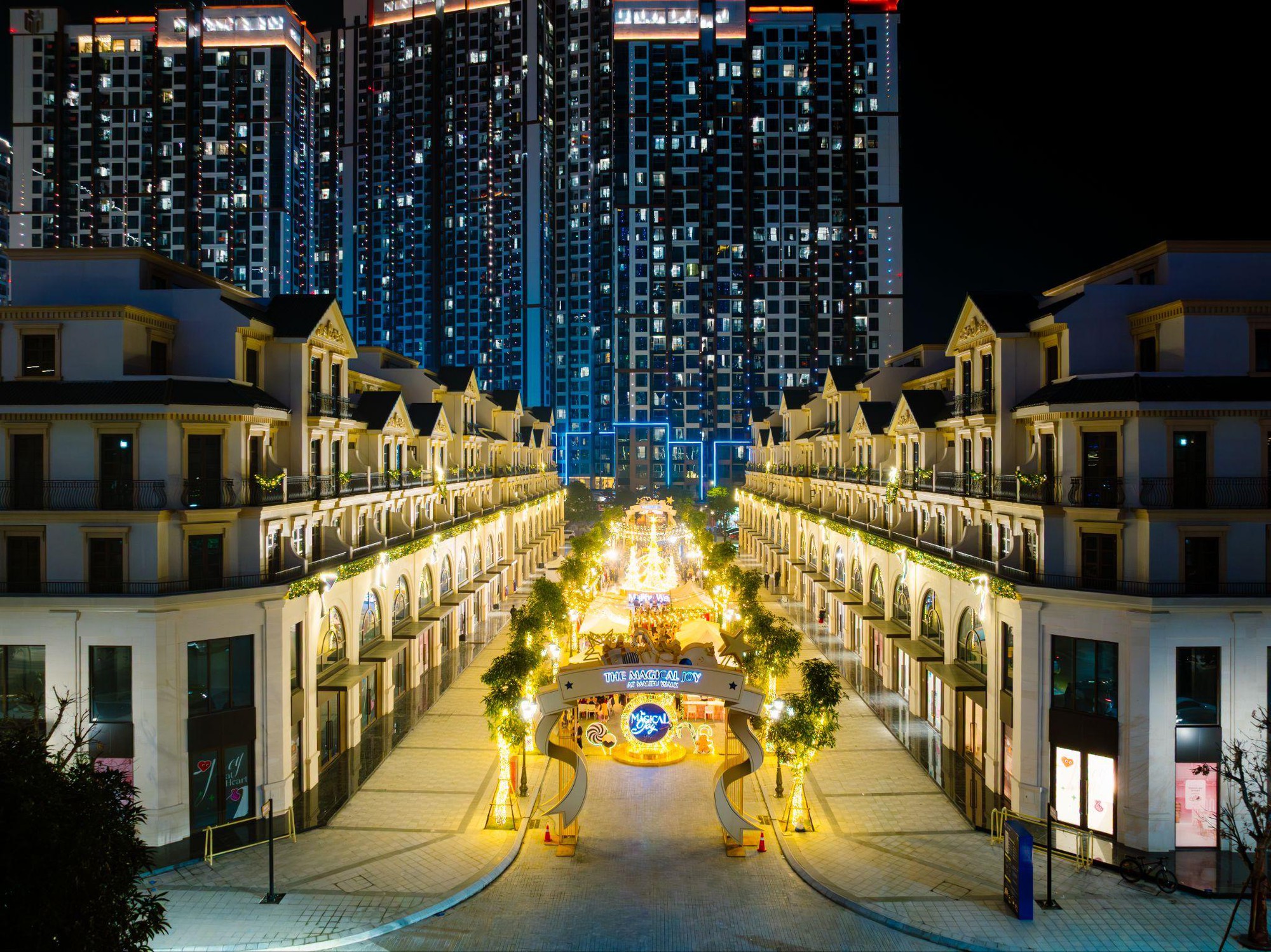 Hàng ngàn du khách đổ về Malibu Walk - trung tâm Ocean Park 1 dịp Noel 2025- Ảnh 1.