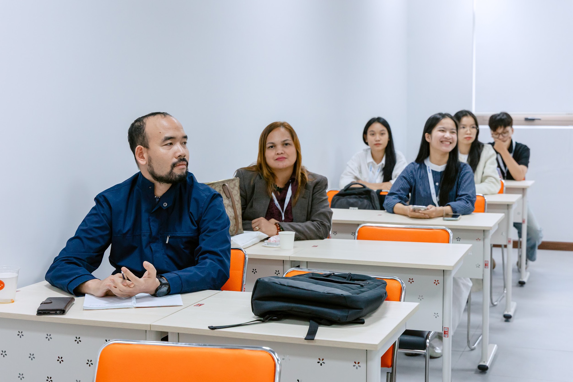 Nhóm nghiên cứu FPT lý giải thương hiệu mạnh cũng ế trên “chợ số” - Ảnh 1. Nhóm nghiên cứu FPT lý giải thương hiệu mạnh cũng ế trên “chợ số” - Ảnh 1.