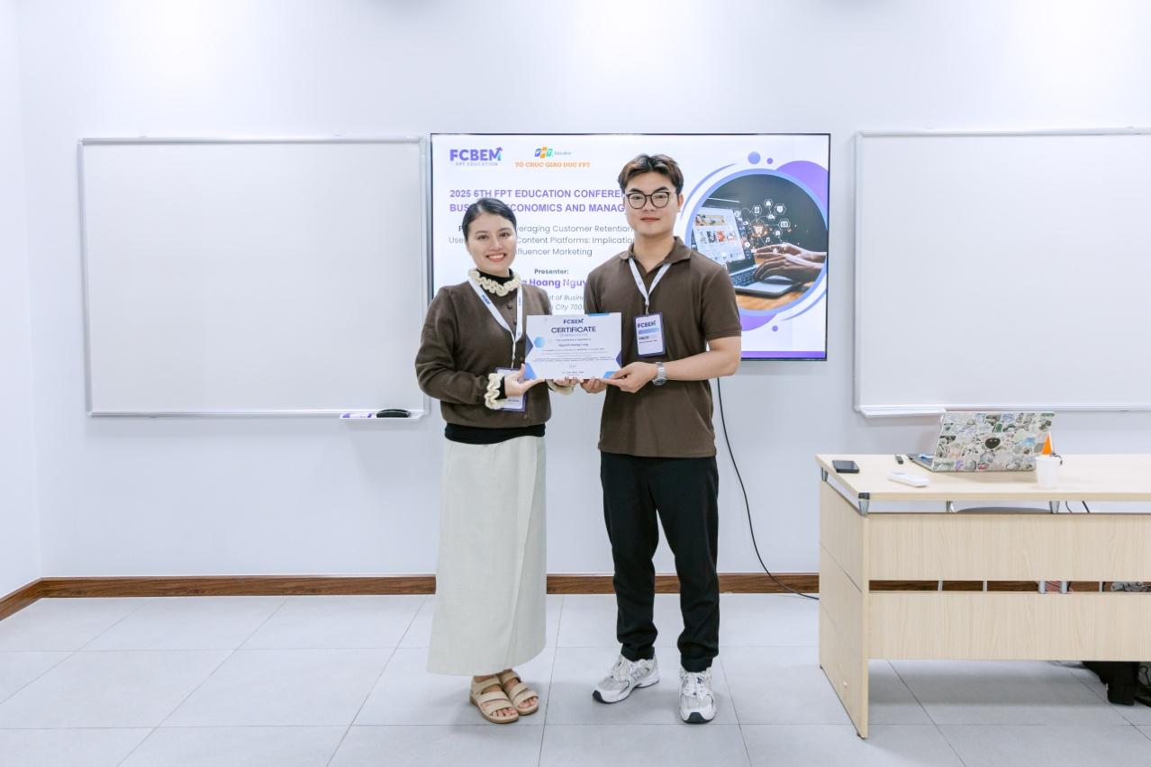 Nhóm nghiên cứu FPT lý giải thương hiệu mạnh cũng ế trên “chợ số” - Ảnh 2. Nhóm nghiên cứu FPT lý giải thương hiệu mạnh cũng ế trên “chợ số” - Ảnh 2.