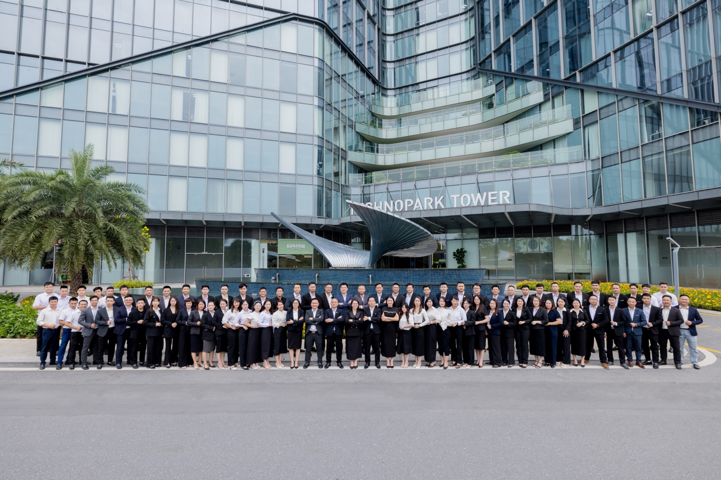 QueenLand Group được vinh danh Top 10 Nơi làm việc tốt nhất Việt Nam 2025- Ảnh 2.