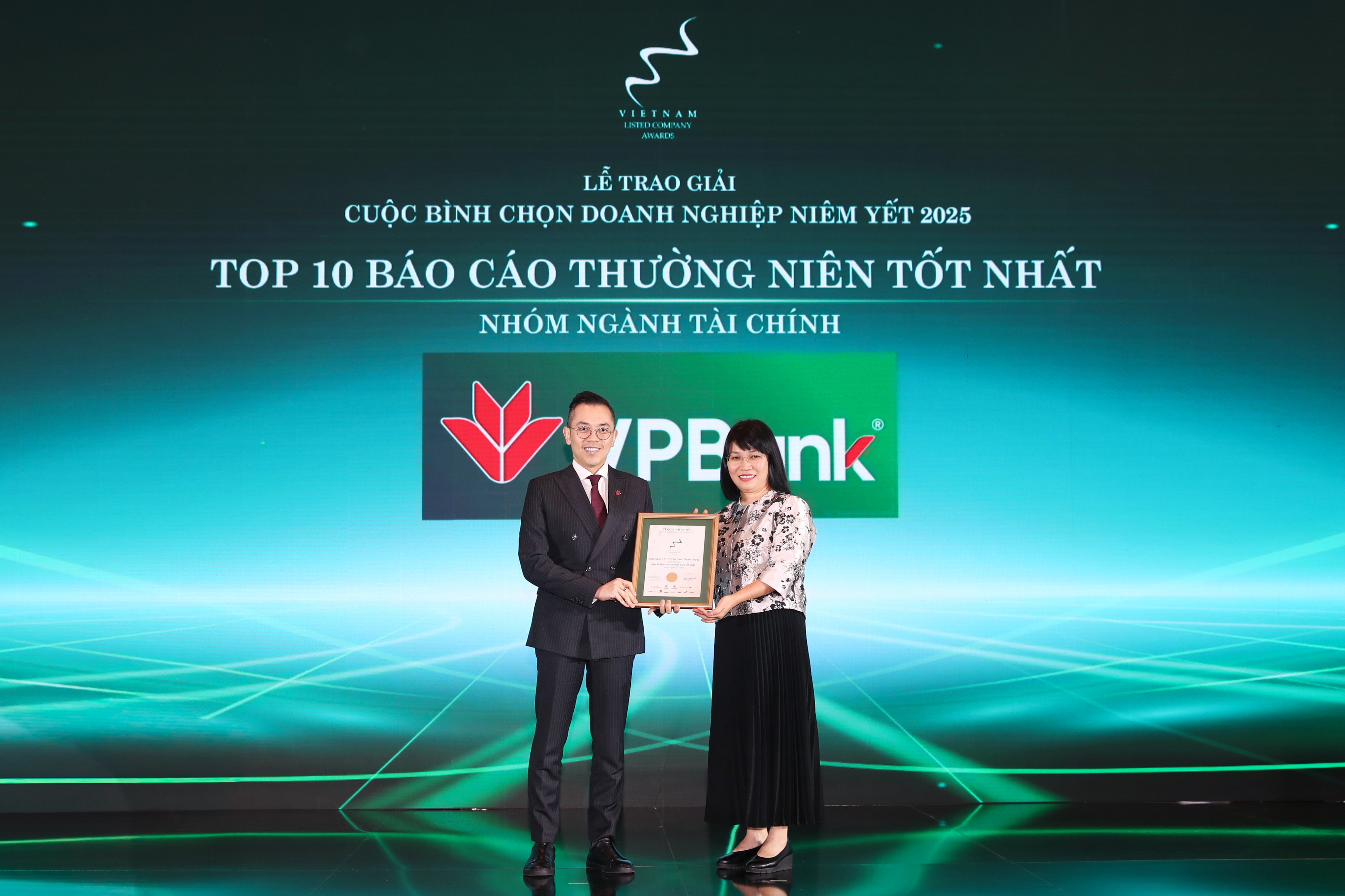 VPBank nhận cú đúp giải thưởng Báo cáo Thường niên, Báo cáo Phát triển Bền vững- Ảnh 1.