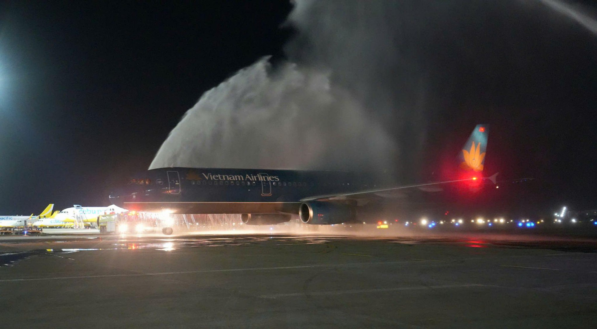 Vietnam Airlines khai trương đường bay thẳng đầu tiên kết nối Hà Nội - Cebu- Ảnh 2.