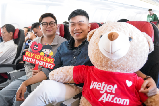 Phi hành đoàn gấu mang Valentine ngọt ngào đến với hành khách bay cùng Vietjet - Ảnh 7.