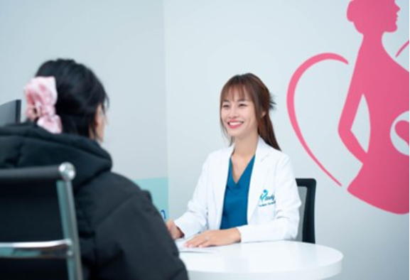 Bác sĩ sản phụ tận tụy giúp các cặp đôi hiếm muộn hưởng trái ngọt - Ảnh 2.