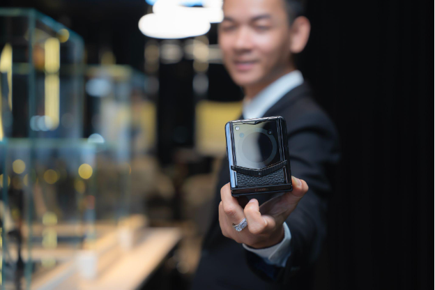 Điện thoại gập hơn 143 triệu đồng của Vertu được ưa chuộng tại Việt Nam- Ảnh 2. Điện thoại gập hơn 143 triệu đồng của Vertu được ưa chuộng tại Việt Nam- Ảnh 2.