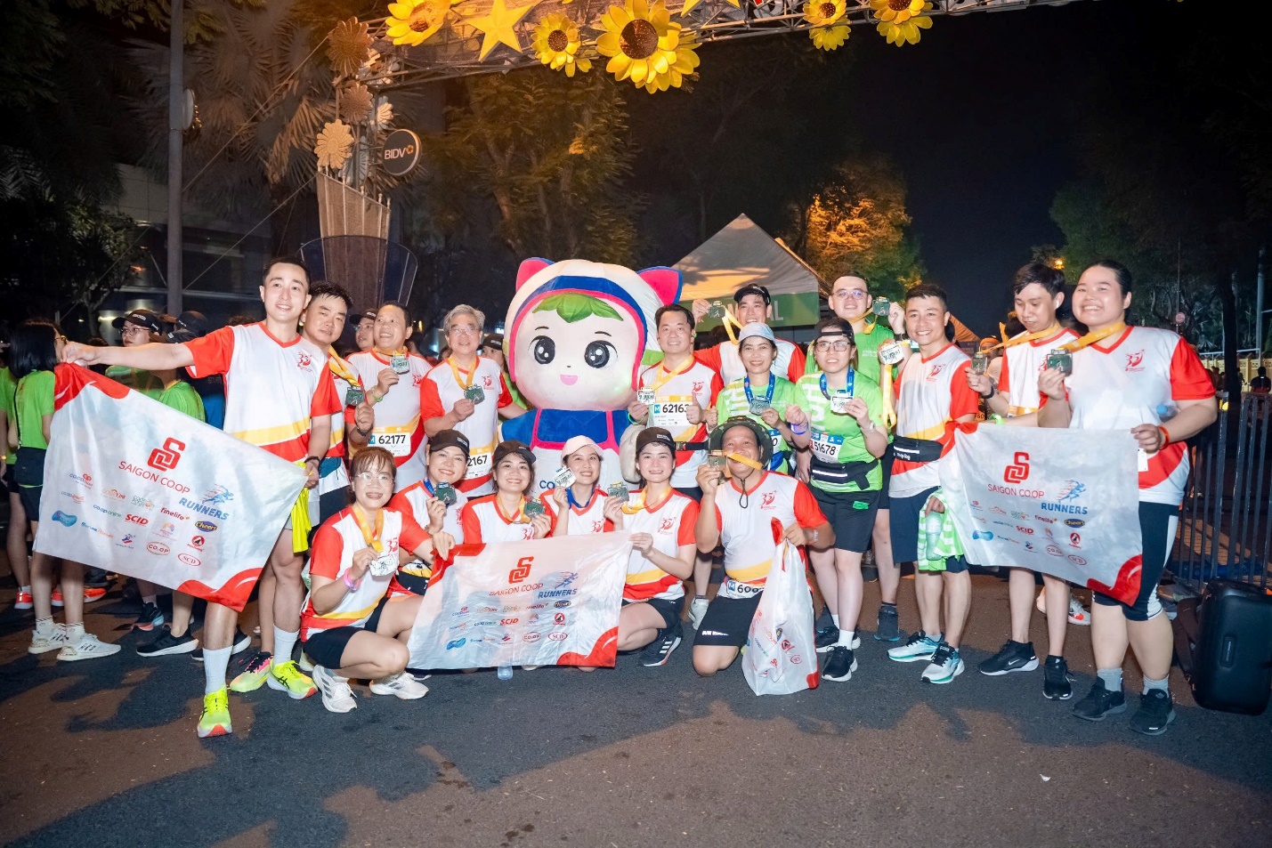 250 người Saigon Co.op xuất sắc hoàn thành chặng đua marathon Ho Chi Minh City Midnight 2025- Ảnh 1.