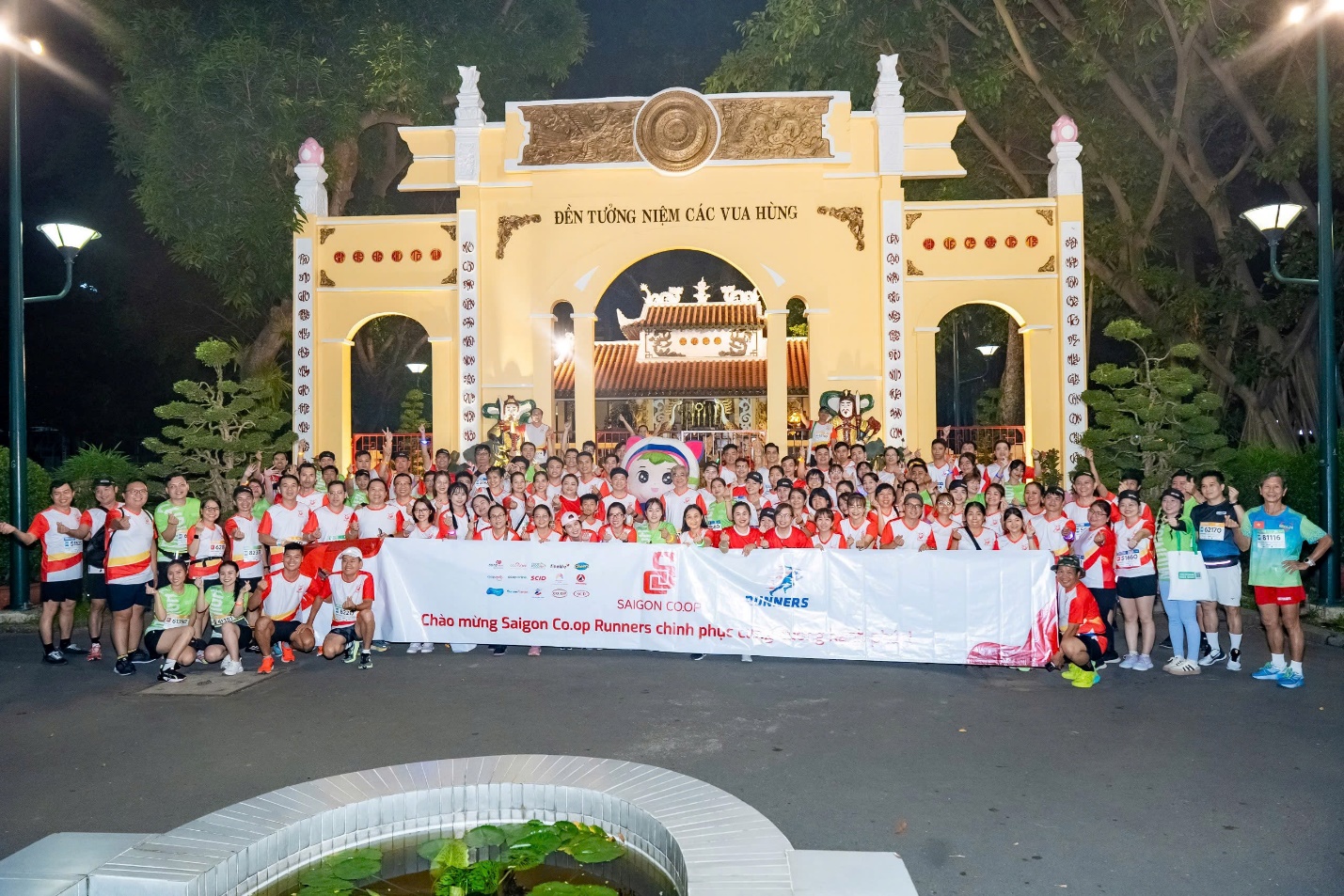 250 người Saigon Co.op xuất sắc hoàn thành chặng đua marathon Ho Chi Minh City Midnight 2025- Ảnh 2.