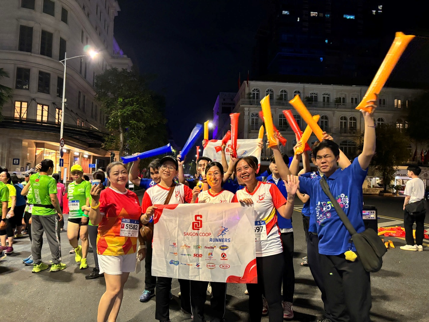 250 người Saigon Co.op xuất sắc hoàn thành chặng đua marathon Ho Chi Minh City Midnight 2025- Ảnh 4.