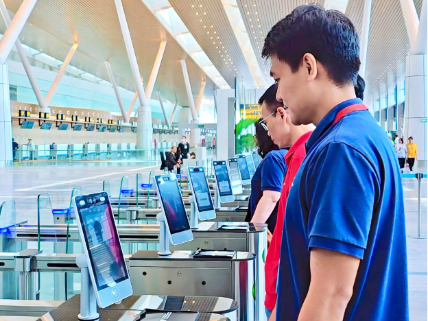 Người dân dễ dàng làm thủ tục bay qua VNeID từ 28/4 - Ảnh 5. Người dân dễ dàng làm thủ tục bay qua VNeID từ 28/4 - Ảnh 5.