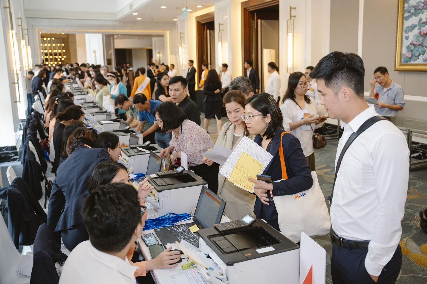 SHB - Nơi hơn 100.000 cổ đông đặt niềm tin, đồng hành cùng phát triển- Ảnh 1. SHB - Nơi hơn 100.000 cổ đông đặt niềm tin, đồng hành cùng phát triển- Ảnh 1.