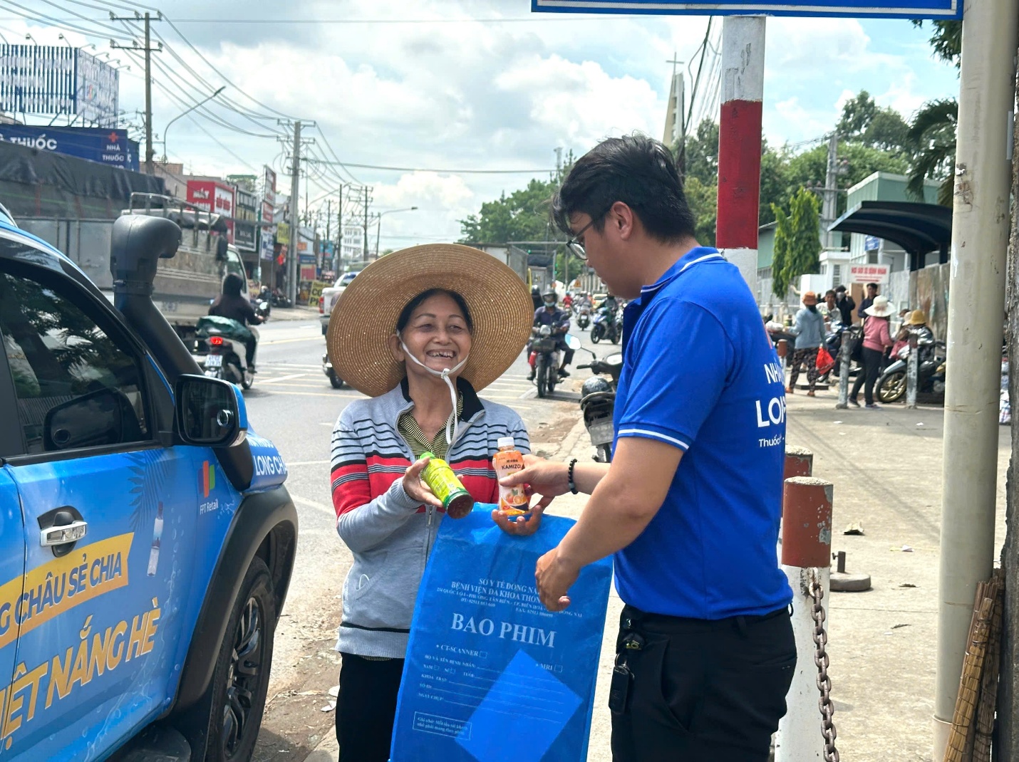 Những nụ cười mát lành giữa trưa hè từ xe nước miễn phí của Long Châu- Ảnh 2. Những nụ cười mát lành giữa trưa hè từ xe nước miễn phí của Long Châu- Ảnh 2.