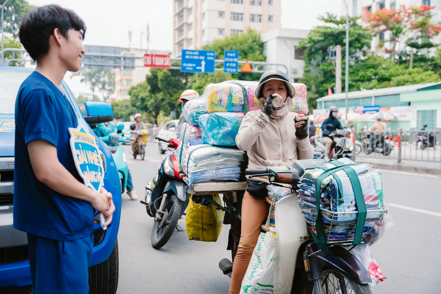 Những nụ cười mát lành giữa trưa hè từ xe nước miễn phí của Long Châu- Ảnh 3. Những nụ cười mát lành giữa trưa hè từ xe nước miễn phí của Long Châu- Ảnh 3.