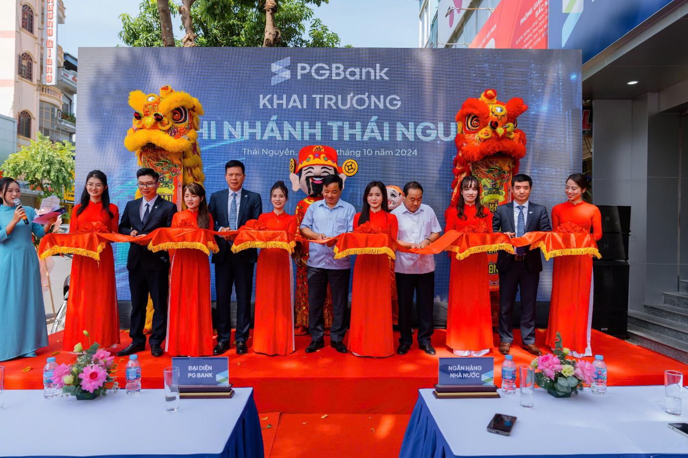 Một năm chuyển mình đầy ấn tượng của PGBank- Ảnh 1. Một năm chuyển mình đầy ấn tượng của PGBank- Ảnh 1.