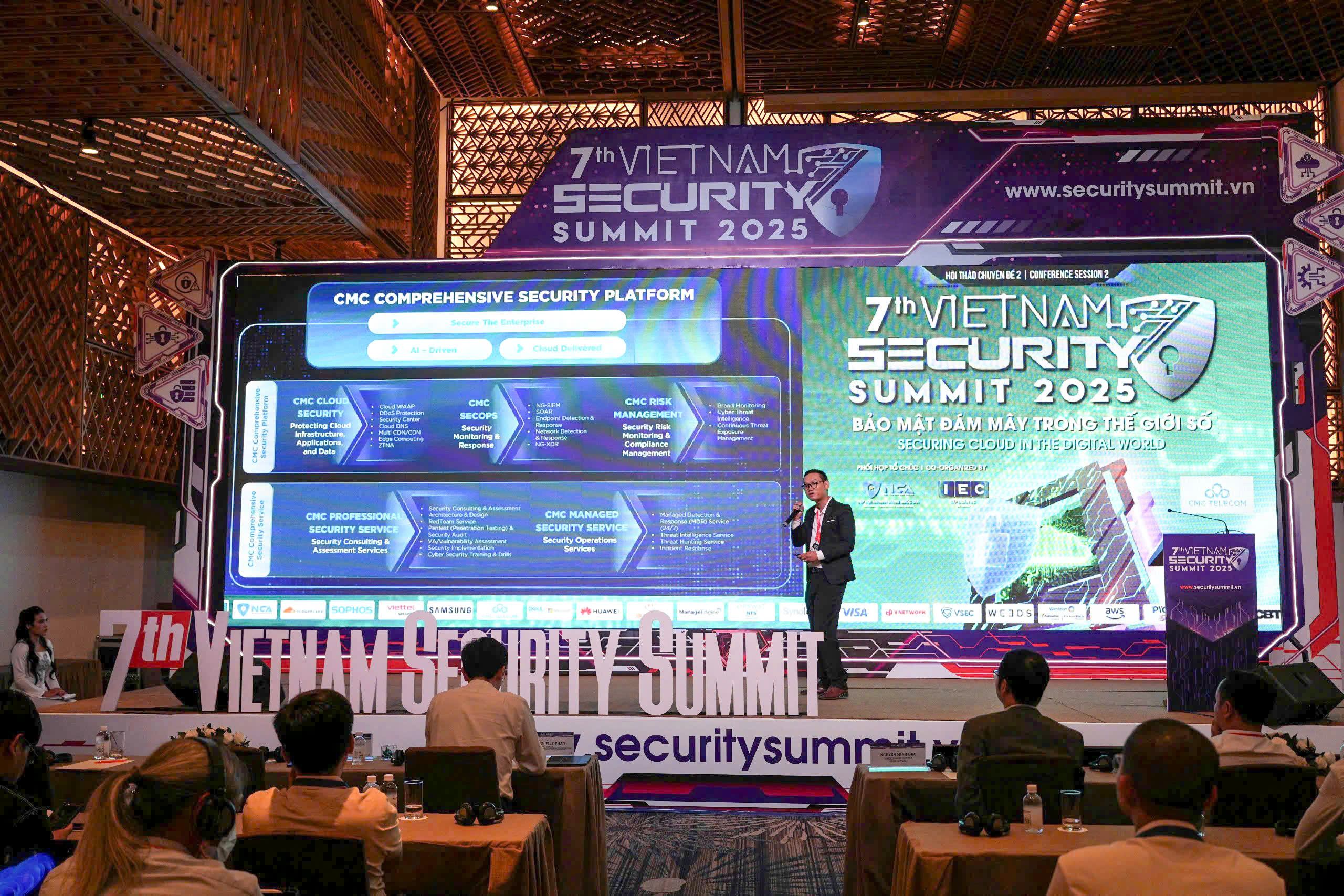 Nền tảng bảo mật toàn diện của CMC Telecom gây ấn tượng tại Vietnam Security Summit 2025- Ảnh 2. Nền tảng bảo mật toàn diện của CMC Telecom gây ấn tượng tại Vietnam Security Summit 2025- Ảnh 2.