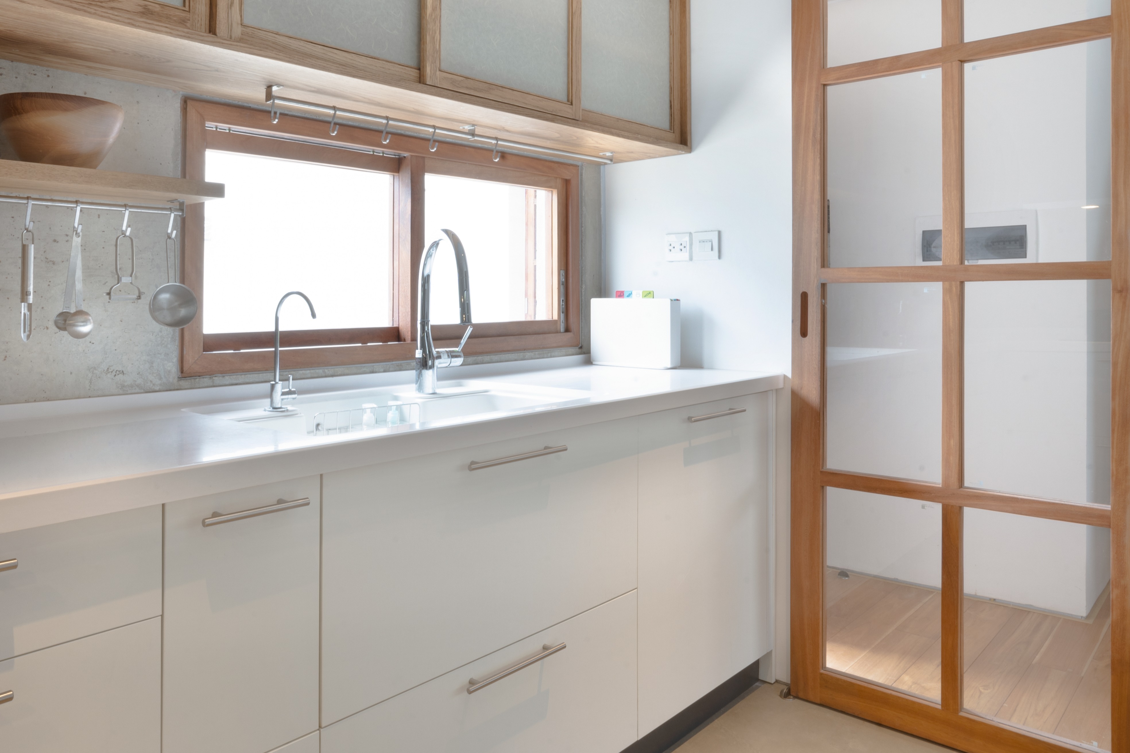 Sự quyến rũ tinh tế của mặt đá bếp trắng từ Yoshimoto Nhật Bản- Ảnh 1. Sự quyến rũ tinh tế của mặt đá bếp trắng từ Yoshimoto Nhật Bản- Ảnh 1.