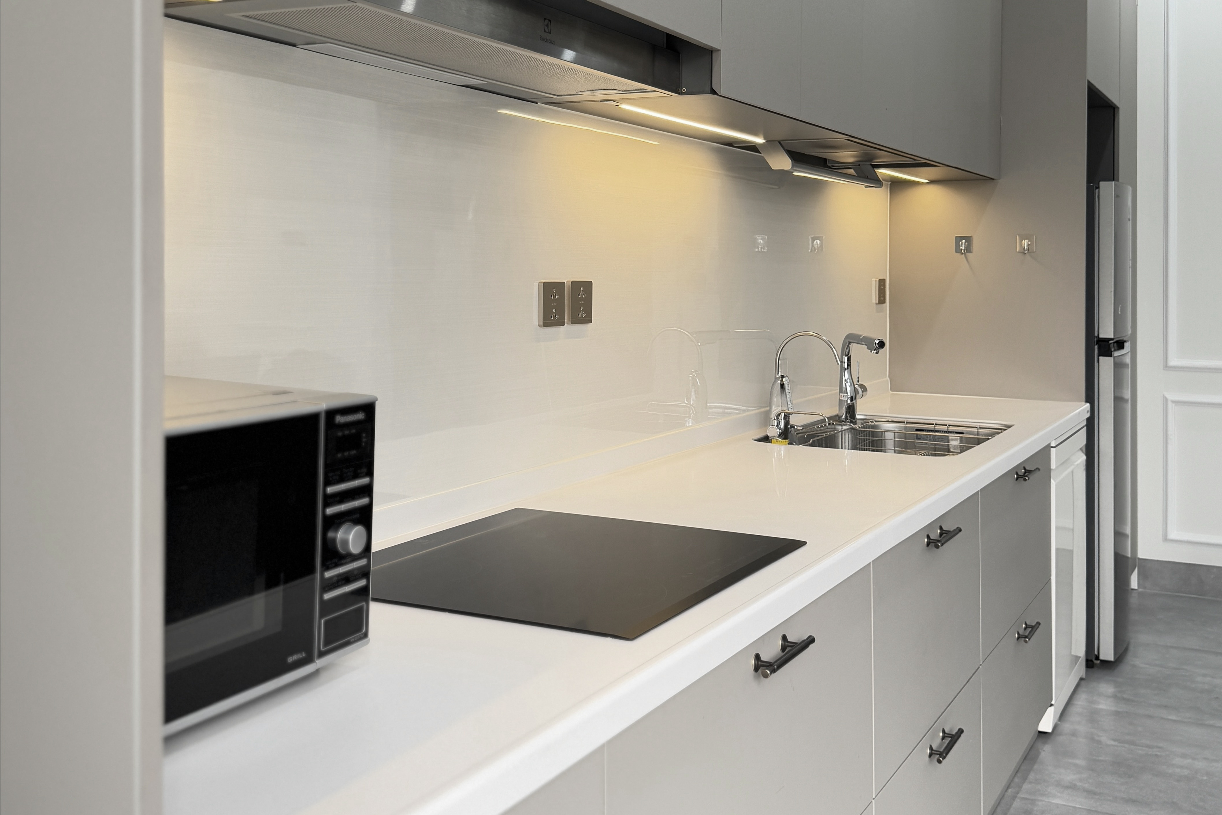 Sự quyến rũ tinh tế của mặt đá bếp trắng từ Yoshimoto Nhật Bản- Ảnh 2. Sự quyến rũ tinh tế của mặt đá bếp trắng từ Yoshimoto Nhật Bản- Ảnh 2.