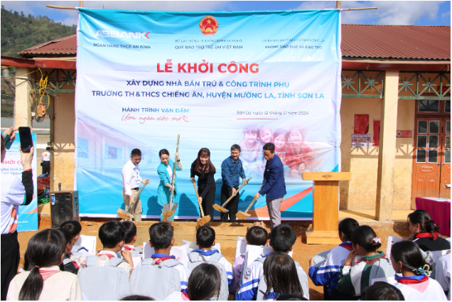 ABBANK thành công gây quỹ 1 tỷ đồng xây trường cho trẻ em vùng cao - Ảnh 1.