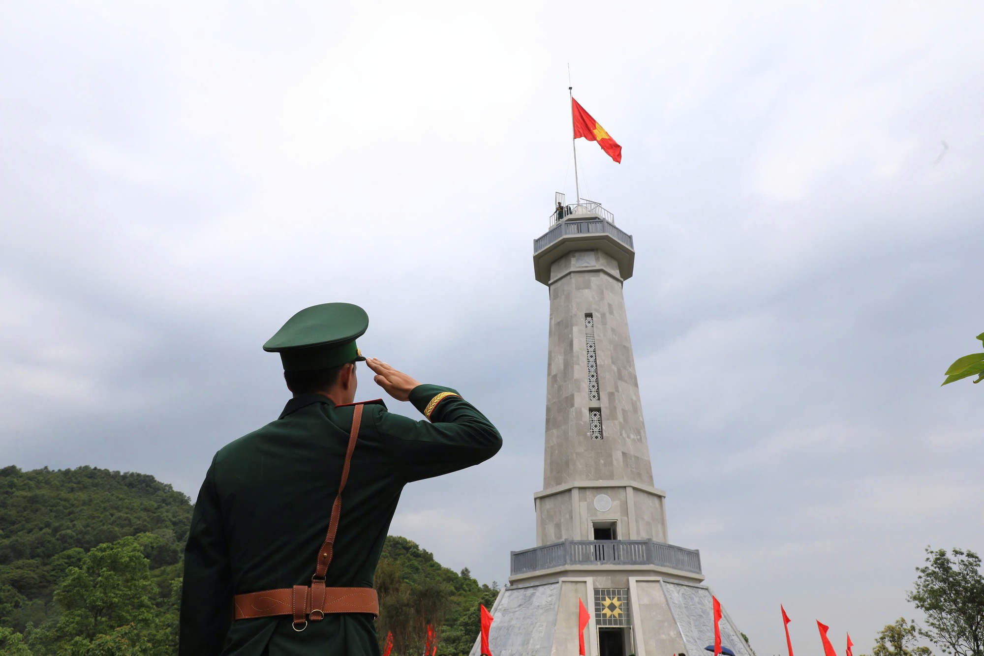 Lễ thượng cờ và gắn biển công trình Cột cờ A Pa Chải- Ảnh 1. Lễ thượng cờ và gắn biển công trình Cột cờ A Pa Chải- Ảnh 1.