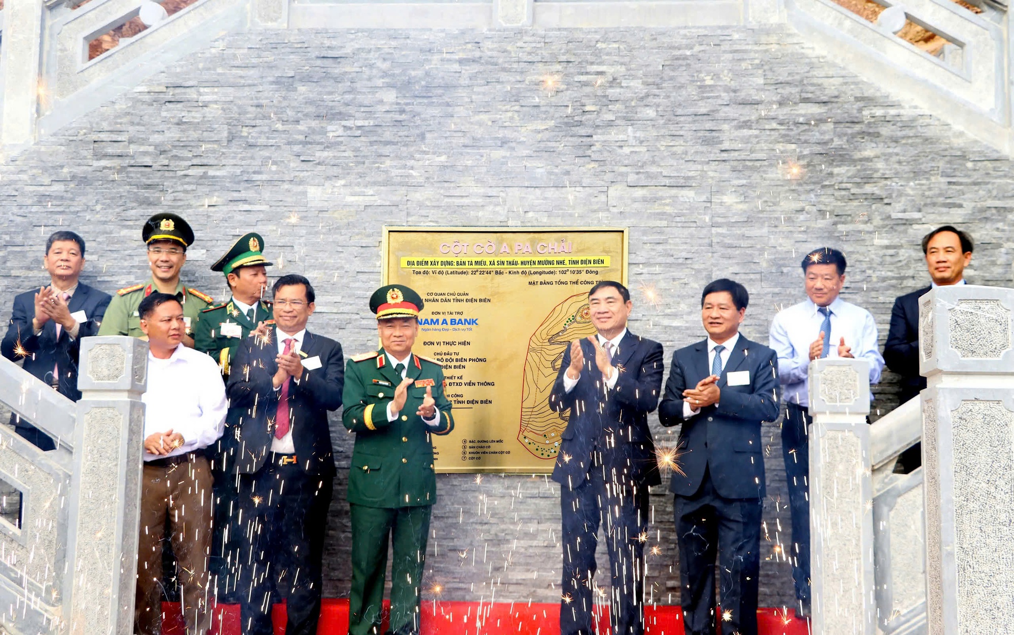 Lễ thượng cờ và gắn biển công trình Cột cờ A Pa Chải- Ảnh 2. Lễ thượng cờ và gắn biển công trình Cột cờ A Pa Chải- Ảnh 2.