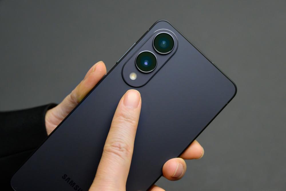 Samsung định hình xu hướng thiết kế tinh gọn với smartphone siêu mỏng nhẹ- Ảnh 3.
