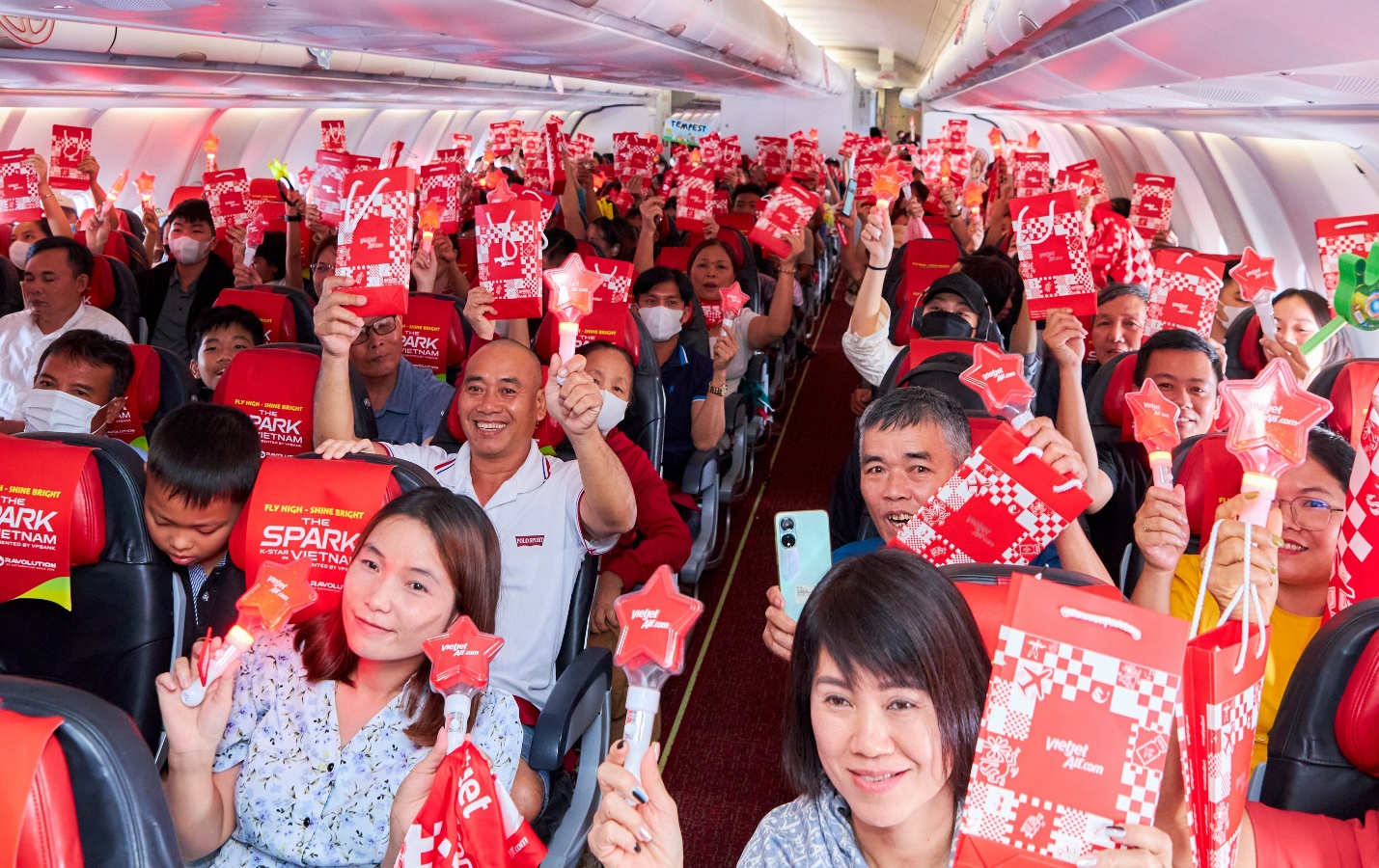 Trải nghiệm không khí đại nhạc hội ngay từ chuyến bay Vietjet đến K-Star Spark Hà Nội - Ảnh 8. Trải nghiệm không khí đại nhạc hội ngay từ chuyến bay Vietjet đến K-Star Spark Hà Nội - Ảnh 8.